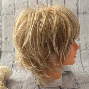 🔵”NWT” Blonde Layered Chic Lightweight Wig